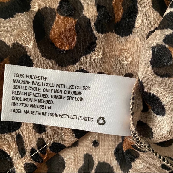 Leopard Print Short Sleeve Textured Top - Picture 7 of 9